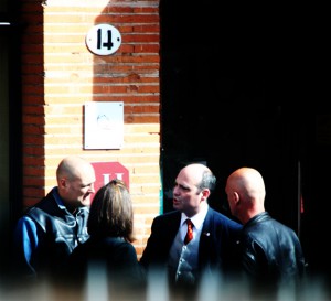 Dans l’ordre de gauche à droite, on retrouve aussi Stéphane Esposito Fava, un skinhead néonazi, Pierre Marie-Bonneau, responsable de l’œuvre Française à Toulouse et Henri Van Essen de dos, skinhead néonazi du Bloc Identitaire.